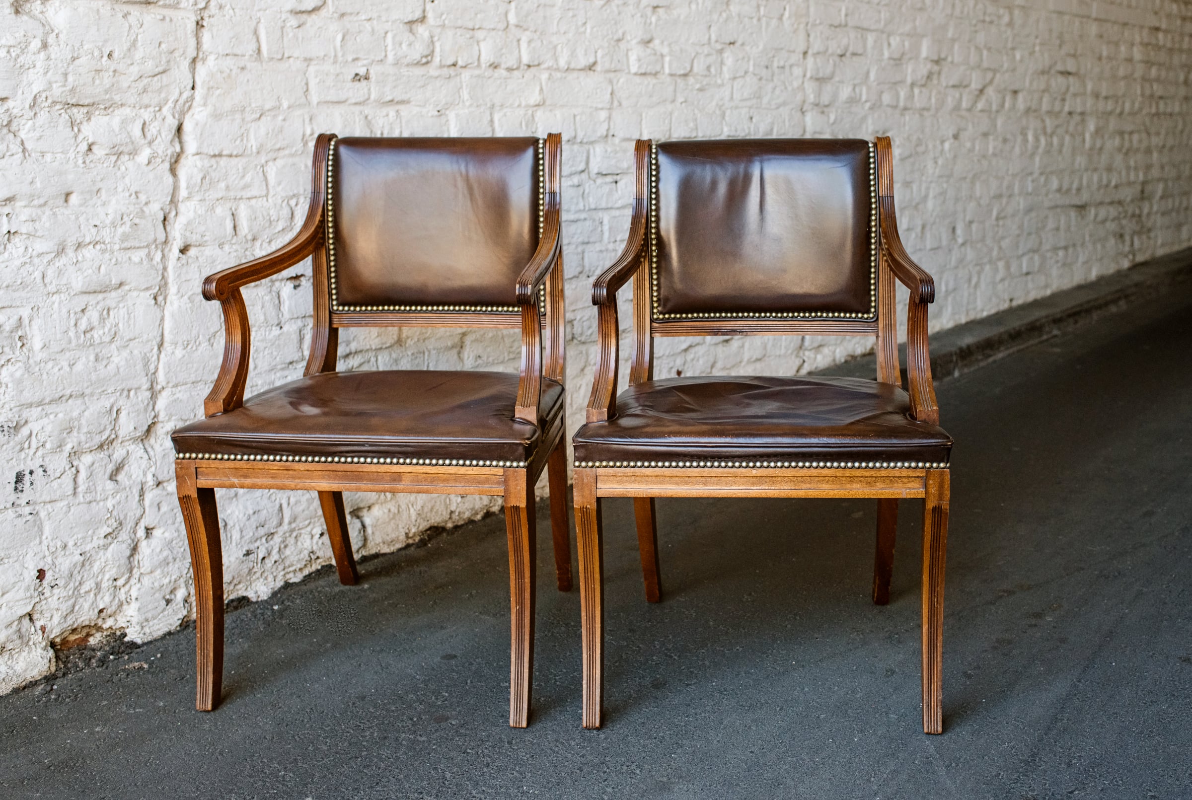 Zwei elegante Ledersessel — der Ort des vertraulichen Gesprächs